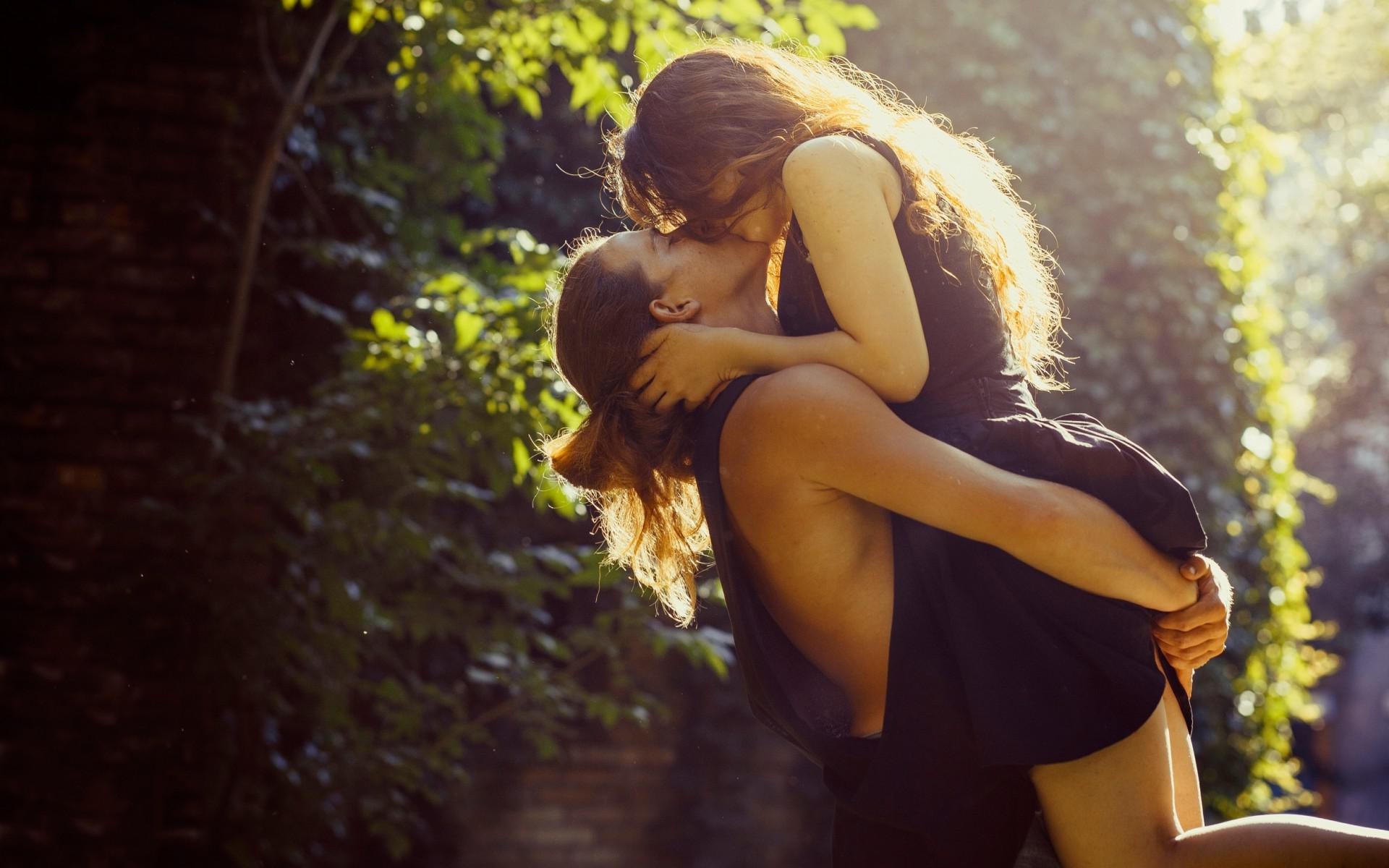 100 Hình ảnh hôn nhau lãng mạn trên giường ấn tượng